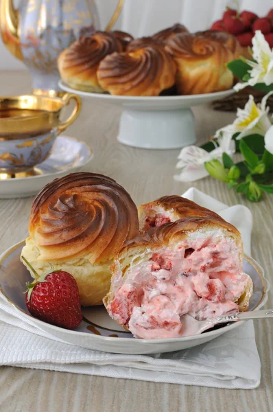 Eclair dengan isian krim stroberi — Stok Foto