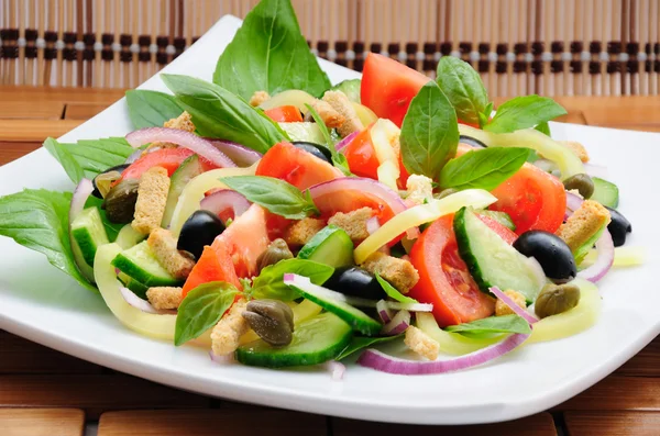 Salada de legumes com manjericão — Fotografia de Stock