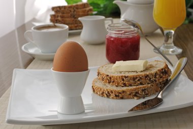 Rafadan yumurta ve yulaf ekmek dilimleri Kahvaltı