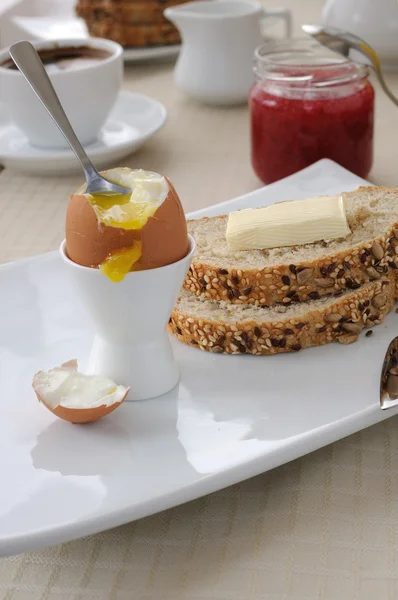 Petit déjeuner avec œuf à la coque molle et tranches de pain d'avoine — Photo