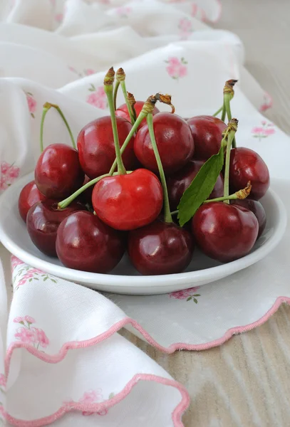 Plate with ripe cherries — Stock Photo, Image