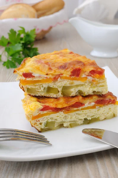 Omelet with vegetables and cheese — Stock Photo, Image