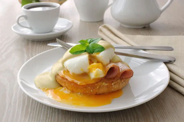 Eier (pochiert) mit Schinken auf einem Brötchen mit Sauce — Stockfoto