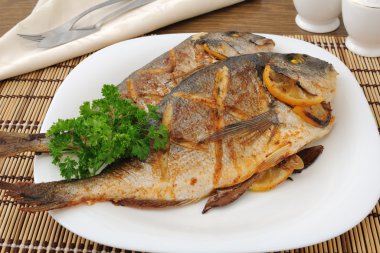 limon ile balık pişmiş dorado