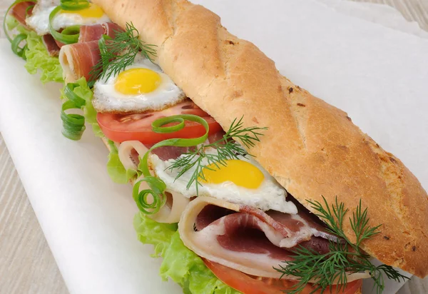 Big sandwich with ham, tomato and quail egg — Stock Photo, Image