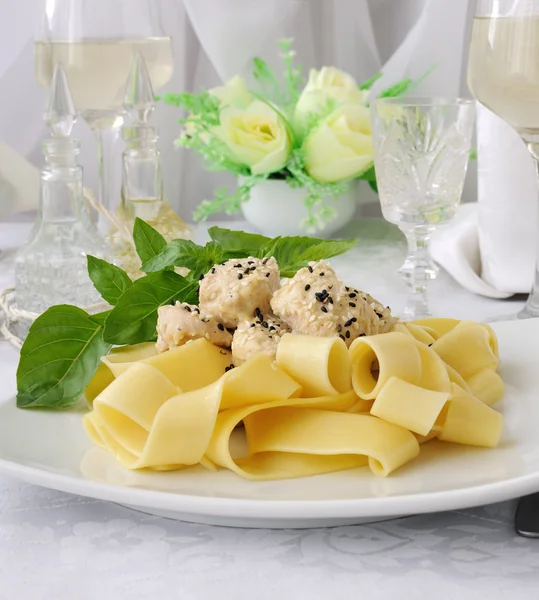 Massa italiana - Pappardelle com filé de frango em um molho cremoso — Fotografia de Stock