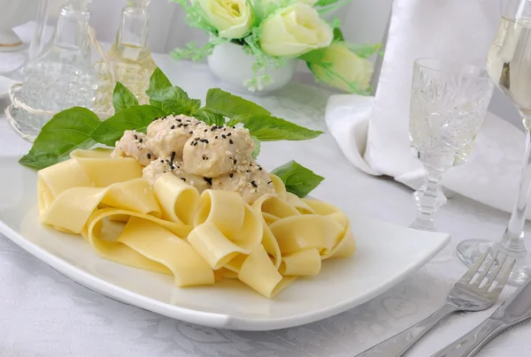 Italiaanse pasta - pappardelle met kipfilet in een romige sauc — Stockfoto