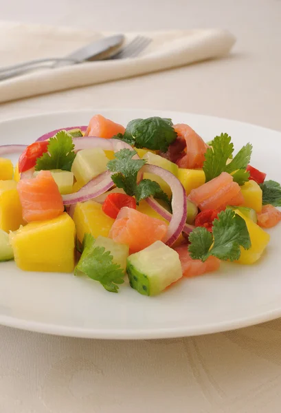 Ceviche de salmón noruego con mango y cilantro — Foto de Stock