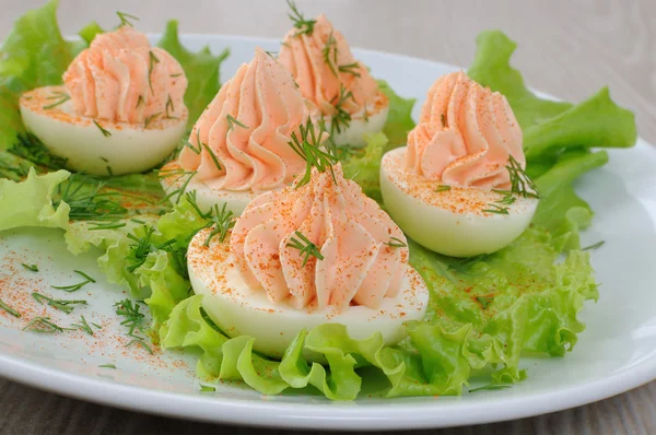 Huevos rellenos de paté de salmón en hojas de lechuga — Foto de Stock