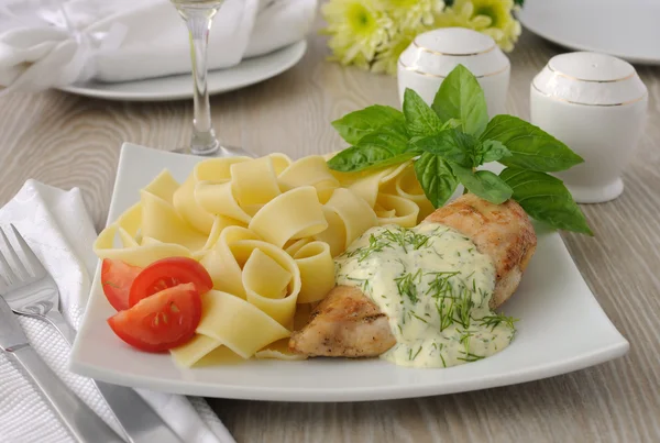 Pâtes italiennes - Pappardelle au poulet et sauce à la crème — Photo