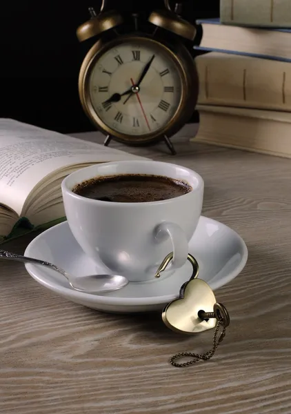 Serratura a forma di cuore e chiave con una tazza di caffè — Foto Stock