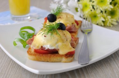 yumurta benedict, jambon ve peynirli tost domates