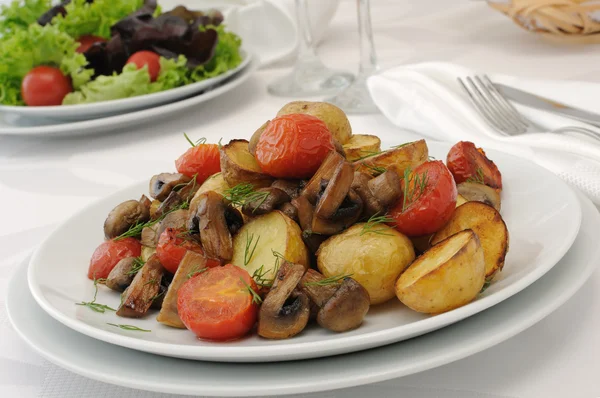 Gebackene Pilze mit Tomaten und Kartoffeln — Stockfoto