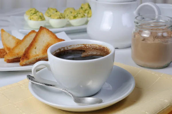 Xícara de café com torrada e uma lata pate — Fotografia de Stock