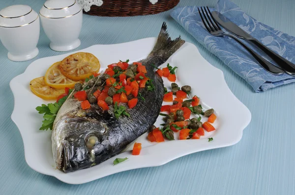 Dorado com legumes — Fotografia de Stock