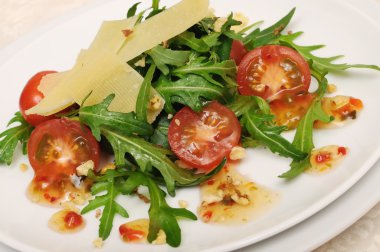 roka ve domates parmesan soslu salata