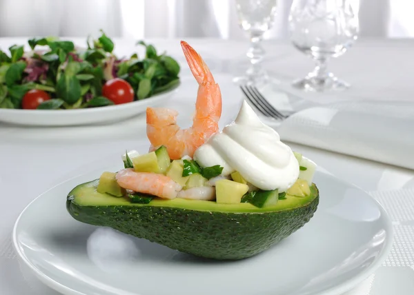 Voorgerecht van avocado en garnalen — Stockfoto