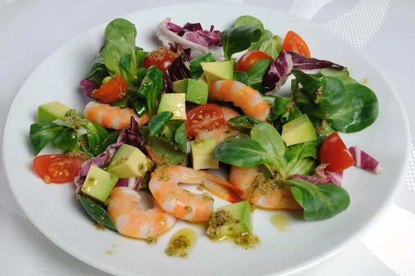 Salad of watercress salad with shrimp and avocado — Stock Photo, Image