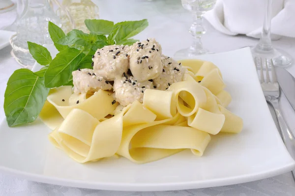 Italian pasta - Pappardelle with chicken fillet in a creamy sauc — Stock Photo, Image