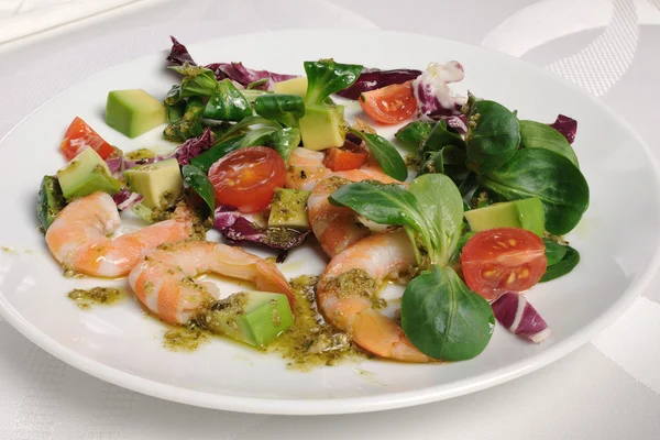Salad of watercress salad with shrimp and avocado — Stock Photo, Image