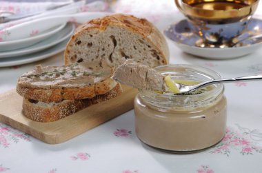 Tavuk pate ile jar