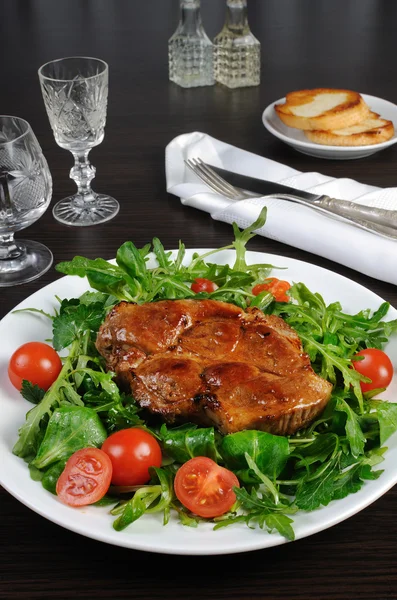 Салат зі стейком на грилі з беконом — стокове фото