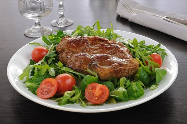 Grilled steak salad with bacon — Stock Photo, Image