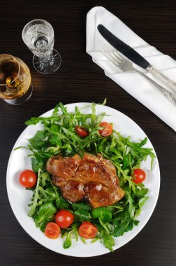 pastırmalı kızarmış biftek salata