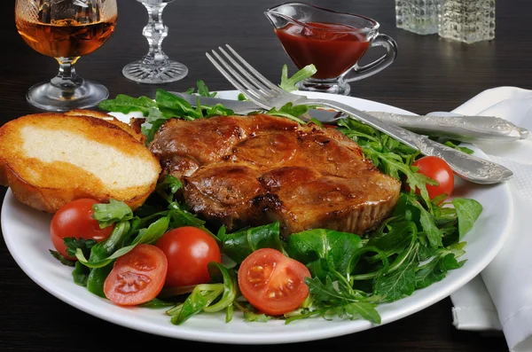Gegrillter Steaksalat mit Speck — Stockfoto