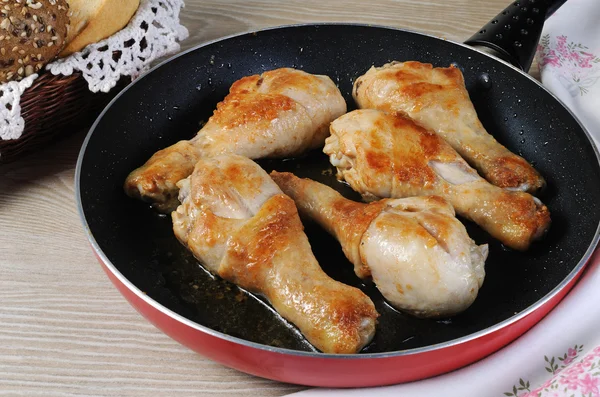 Ruddy fried chicken drumsticks in a pan — Stock Photo, Image