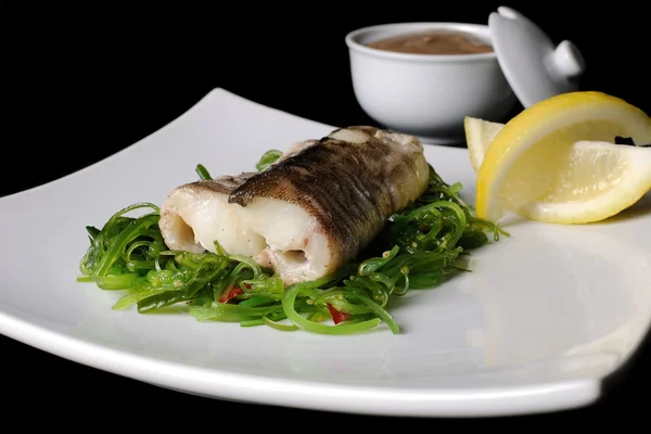 Ugnsbakad fisk (konungen klipp) med grönsaker — Stockfoto