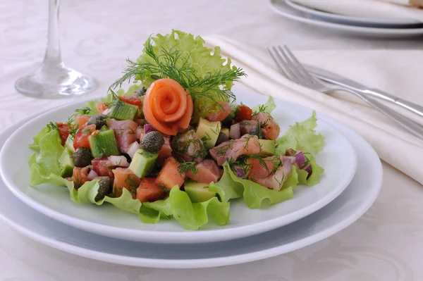 Salada de abacate com salmão — Fotografia de Stock