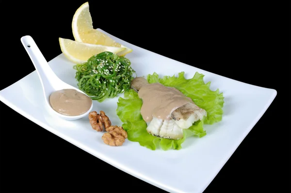 Peixe (King clip) em alface com salada de algas marinhas, molho de amendoim — Fotografia de Stock