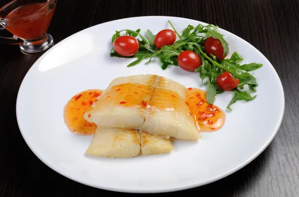 Flounder fillets in sauce with arugula and cherry tomatoes — Stock Photo, Image