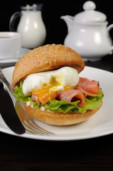 Hamburguesa con salmón y huevo escalfado — Foto de Stock