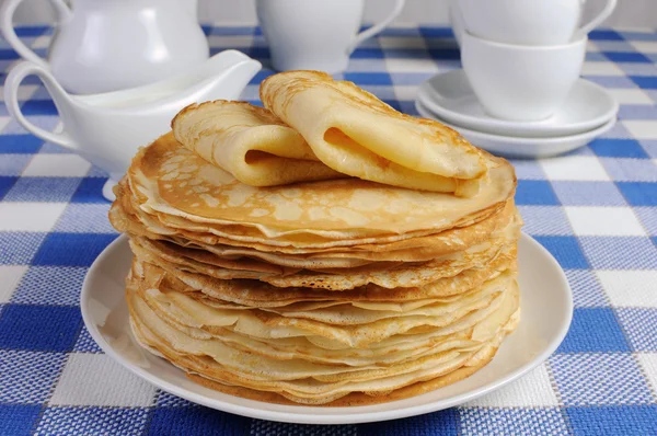 Pila de panqueques sobre la mesa — Foto de Stock