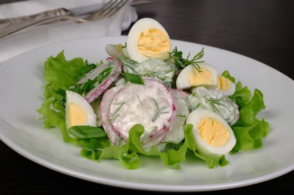 Salade de radis au concombre et œufs pour sauce au lait — Photo