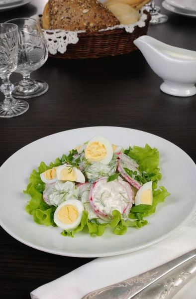 Retek saláta uborka, tojás, a tej-mártással — Stock Fotó