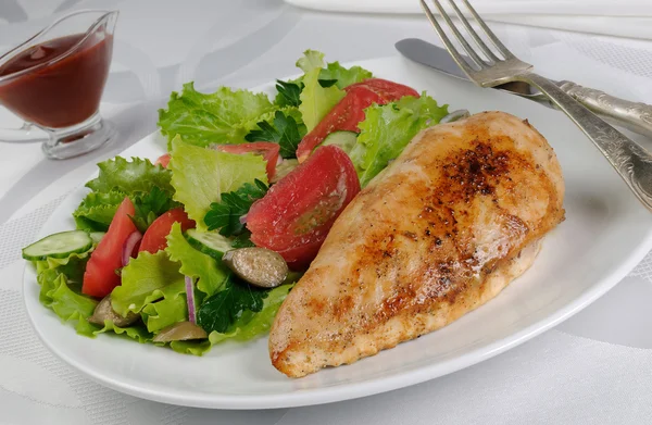 Schnitzel de pollo con guarnición vegetal — Foto de Stock