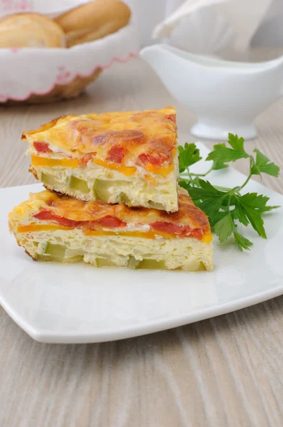 Omelet met groenten en kaas korst — Stockfoto