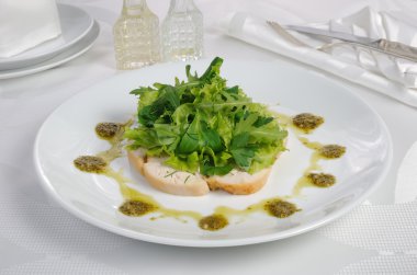 Marullu kızarmış tavuk dilimleri.