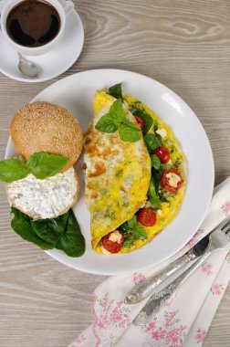 Ispanaklı omlet, fesleğen, vişneli domates ve peynir.