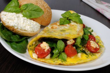 Ispanaklı omlet, fesleğen, vişneli domates ve peynir.