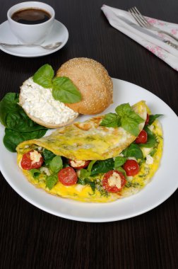 Ispanaklı omlet, fesleğen, vişneli domates ve peynir.