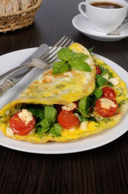 Ispanaklı omlet, fesleğen, vişneli domates ve peynir.
