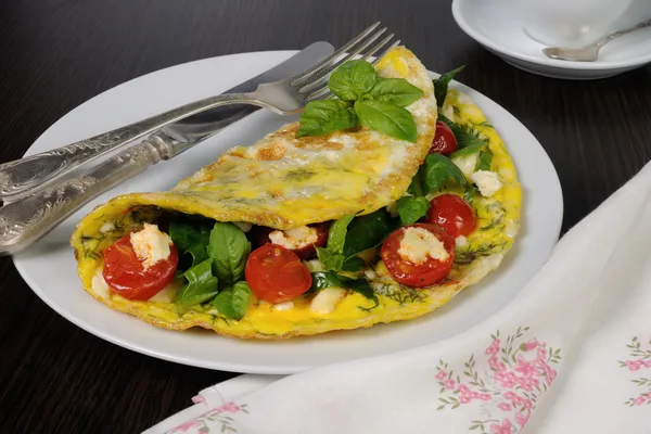 Ispanaklı omlet, fesleğen, vişneli domates ve peynir.