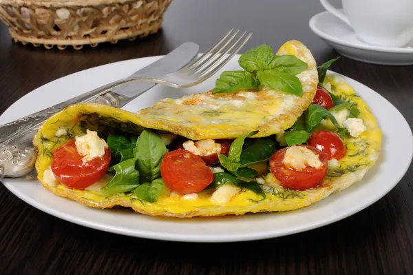 Omelet ze szpinakiem, bazylią, pomidorami wiśniowymi i serem Adyg — Zdjęcie stockowe