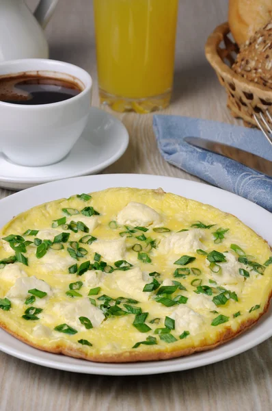 Omelet with feta cheese and green onions — Stock Photo, Image