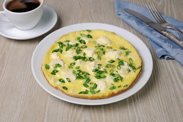 Omlet z feta ser i zielonej cebuli — Zdjęcie stockowe