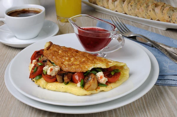 Omelette with cherry tomatoes, mushrooms and feta cheese — Stock Photo, Image
